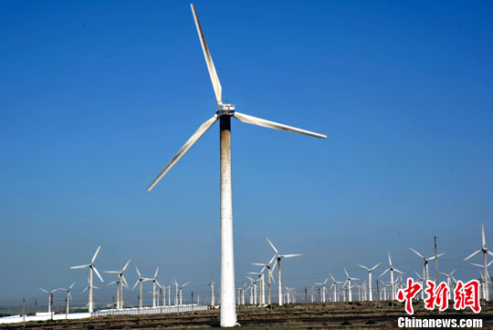 資料圖 眾多風電機組縱橫有序排成壯觀的陣列<a target='_blank' >中新社</a>發(fā) 孫自法 攝