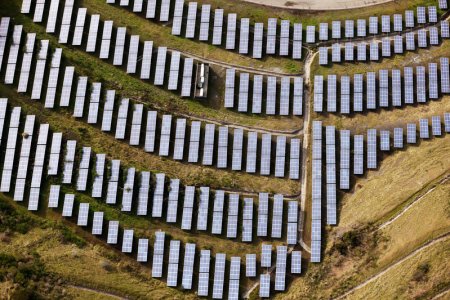 圖為加利福尼亞州奧克蘭的一組太陽能電池板.jpg