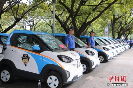 資料圖：柳州市城管部門啟用50輛新能源汽車作為執(zhí)法車。林馨 攝