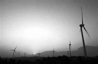 江西廬山五老峰下九江市廬山區(qū)海會鎮(zhèn)長嶺風電機組正在上網發(fā)電。