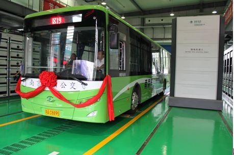 換電機(jī)器人為電動巴士更換電池 換電機(jī)器人為電動巴士更換電池