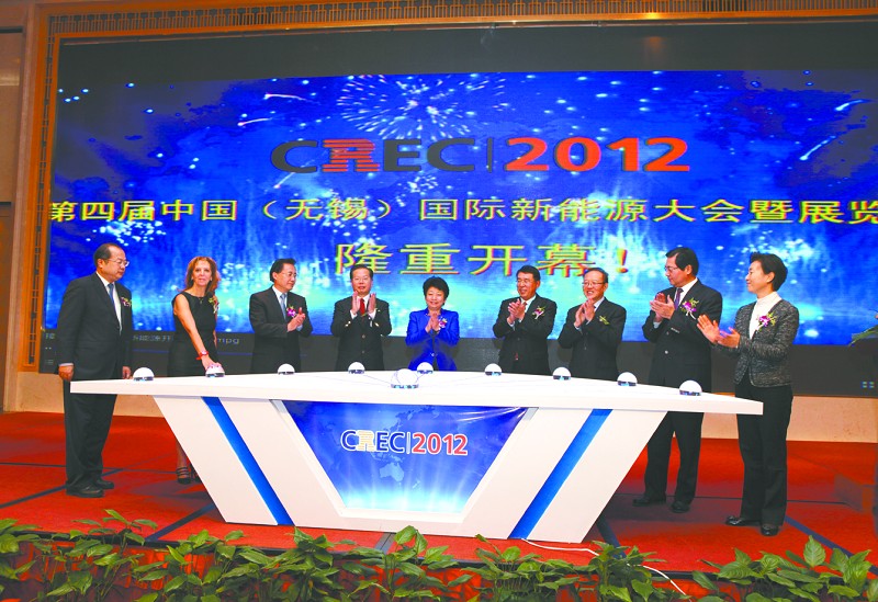 2011年以來(lái)，歐美接連揮舞“雙反”大棒，國(guó)際市場(chǎng)環(huán)境日趨惡劣，中國(guó)光伏產(chǎn)業(yè)陷入發(fā)展以來(lái)的最大困境。面對(duì)內(nèi)缺市場(chǎng)，外遭“雙反”的兩面夾擊，中國(guó)光伏全行業(yè)都在戮力探尋出路所在。