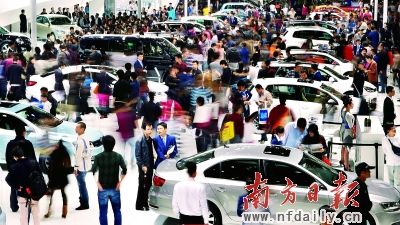昨日，廣州車展迎來(lái)周六休息日，場(chǎng)館內(nèi)人氣爆棚。