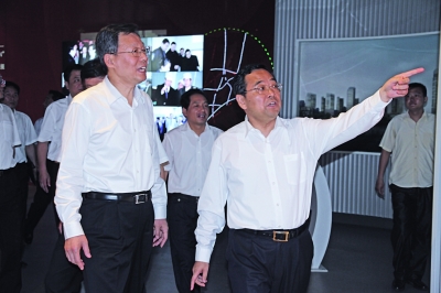 李學(xué)勇省長（左）在市委書記張雷陪同下視察園區(qū)。