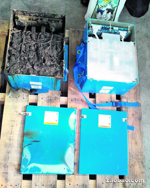 全日空出事夢幻客機的鋰離子電池內部已燒壞（圖左），藍色的金屬外殼也燒得凹凸不平。（法新社）