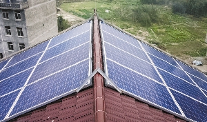 何賢軍家的屋頂“小電站”