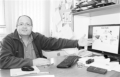 阿夫納·羅斯柴爾德教授在接受采訪。 本報(bào)記者 馮志文攝