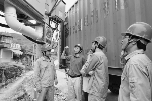 福建電科院技術(shù)人員收集移動儲能電站的運行試驗數(shù)據(jù)，進一步完善研究成果。