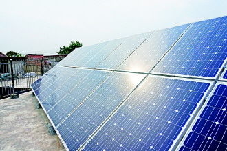  　運城市首個并網(wǎng)運行的微型光伏發(fā)電站在聞喜郭店村投入試運行