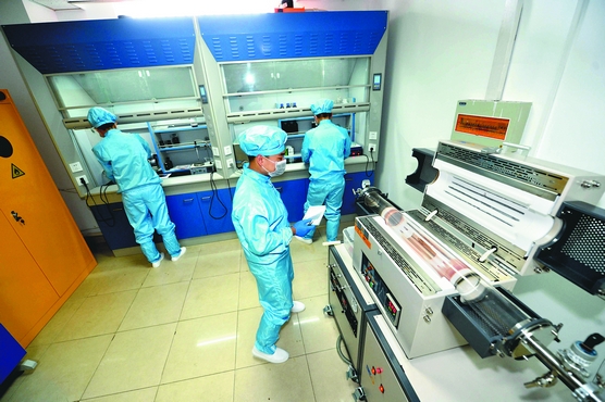 題圖：呂鵬、張梓晗帶領(lǐng)團(tuán)隊(duì)生產(chǎn)石墨烯。