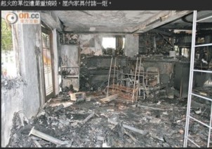 7月29日消息，香港一名男子使用三星電子GALAXY S4，他一邊充電一邊玩游戲，忽然手機(jī)爆炸，他嚇一跳，將手機(jī)丟在沙發(fā)上，沒(méi)想到手機(jī)噴火，火勢(shì)迅速蔓延，最后整個(gè)屋子都被燒毀。