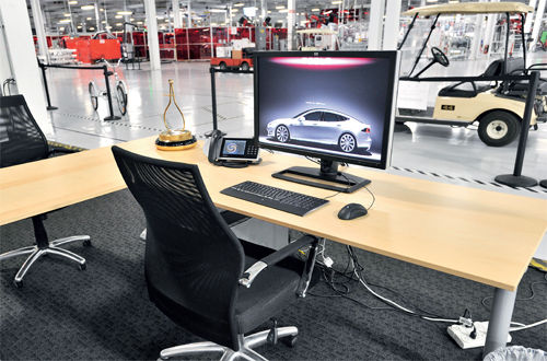 馬斯克的辦公桌上擺著Motor-Trend頒給ModelS的“2013年度汽車獎(jiǎng)”